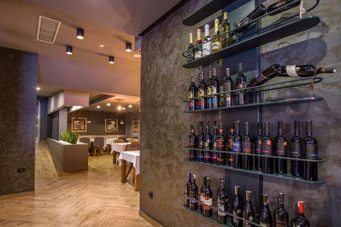 Restaurant/places to eat, Food, Drinks