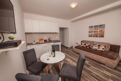 TV and multimedia, Kitchen or kitchenette, Living room, Seating area, Dining area