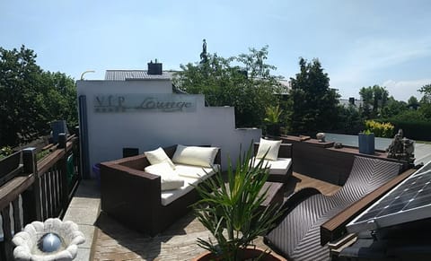 Communal lounge/ TV room, Balcony/Terrace