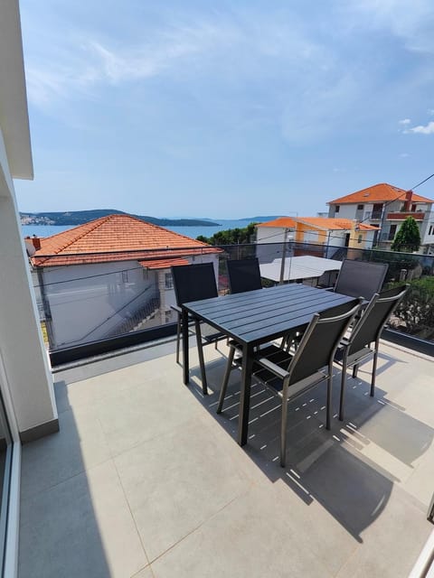 View (from property/room), Balcony/Terrace, Dining area, Sea view