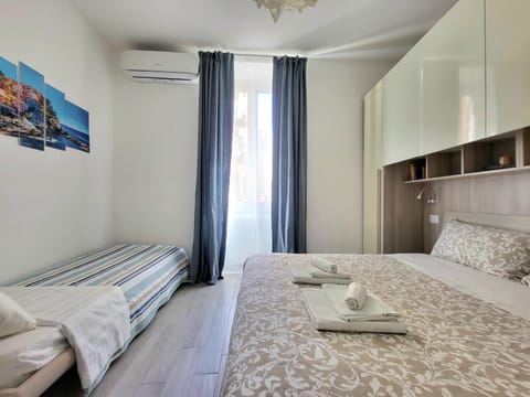 Bed, Photo of the whole room, Bedroom, air conditioner