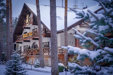 Property building, Restaurant/places to eat, Property logo or sign, Natural landscape, Winter