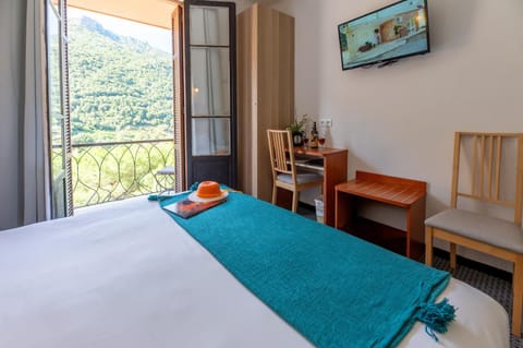 Bed, Seating area, Mountain view