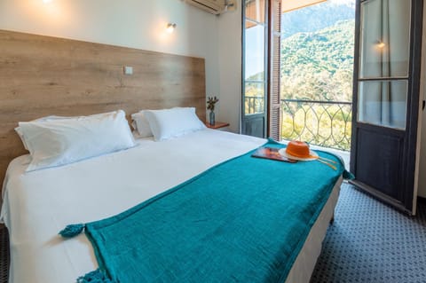 Bed, Photo of the whole room, Bedroom, Mountain view