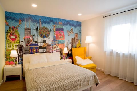 Bed, Photo of the whole room, Seating area, Bedroom