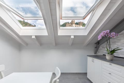 Kitchen or kitchenette, Dining area, Landmark view