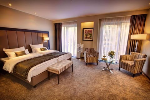 Photo of the whole room, Seating area