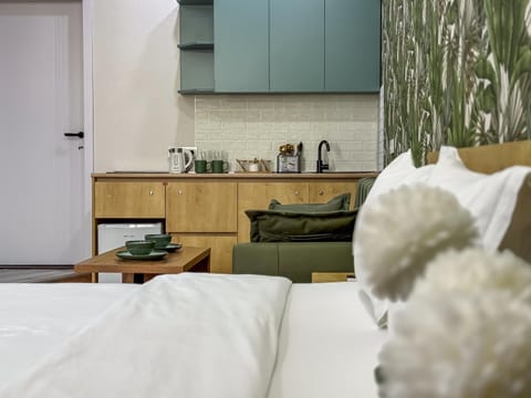 Bed, Coffee/tea facilities, Kitchen or kitchenette, Living room, Photo of the whole room, Seating area, Dining area, Bedroom, minibar