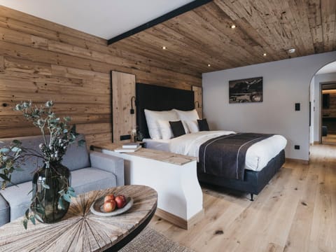 Bed, Living room, Photo of the whole room, Seating area, Bedroom