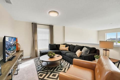 Five Bedrooms Single Family 4759 House in Kissimmee