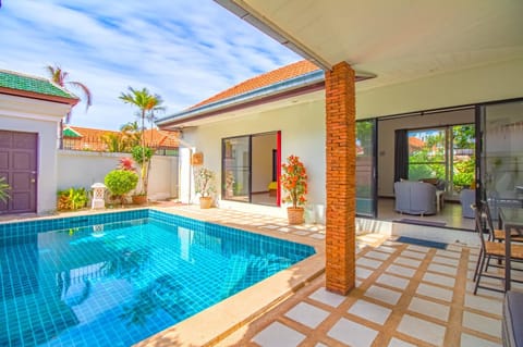 Facade/entrance, Balcony/Terrace, Swimming pool