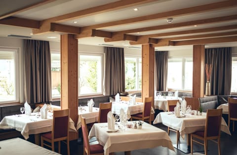 Restaurant/places to eat, Dining area