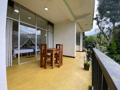 View (from property/room), Balcony/Terrace, Dining area