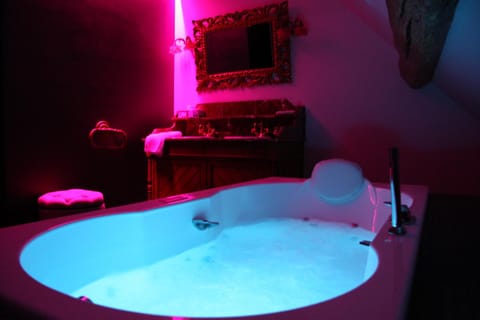 Hot Tub, Bathroom, Decorative detail