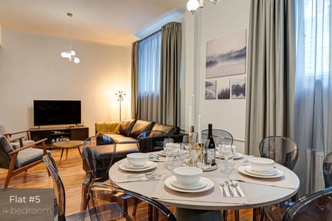 Kitchen or kitchenette, Living room, Seating area, Dining area