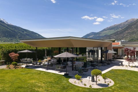 Property building, Restaurant/places to eat, Garden, Breakfast
