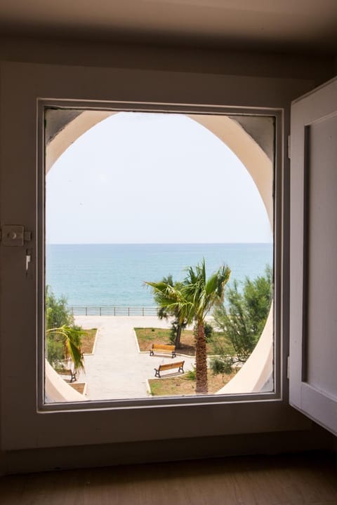 Photo of the whole room, Sea view