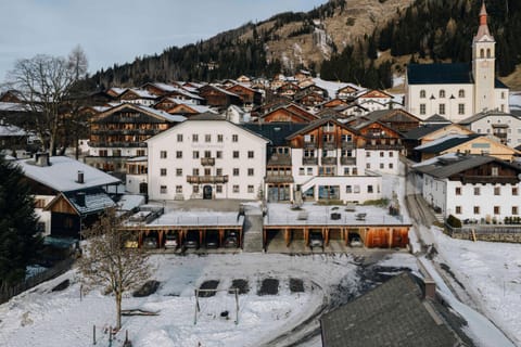 Property building, Facade/entrance, Neighbourhood, Area and facilities, Parking