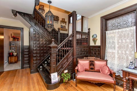 Redwood Bed and Breakfast Bed and Breakfast in Niagara Falls