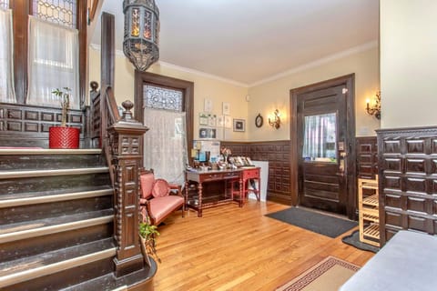 Redwood Bed and Breakfast Bed and Breakfast in Niagara Falls