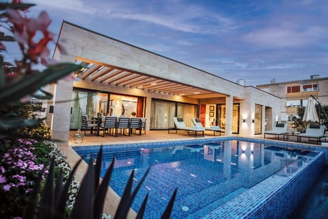 Property building, Hot Tub, Hot Tub, Sauna, Seating area, Pool view, Pool view, Swimming pool, Parking, shuttle, kitchen