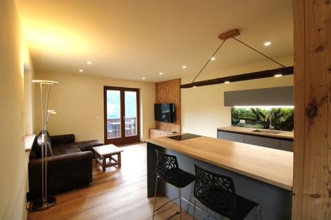 TV and multimedia, Living room, Seating area, Dining area, Evening entertainment