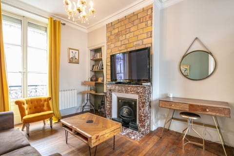 TV and multimedia, Living room, Seating area, flat iron