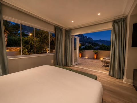 Bed, Balcony/Terrace, Seating area, Bedroom, Mountain view, Sea view, Sunrise
