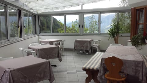 Restaurant/places to eat, Balcony/Terrace
