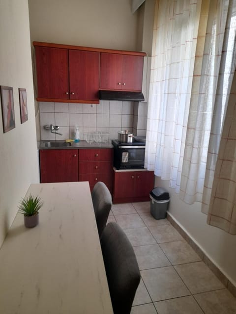 Kitchen or kitchenette, minibar