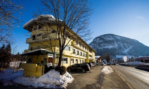 Property building, Day, Neighbourhood, Natural landscape, Winter, Mountain view, Parking
