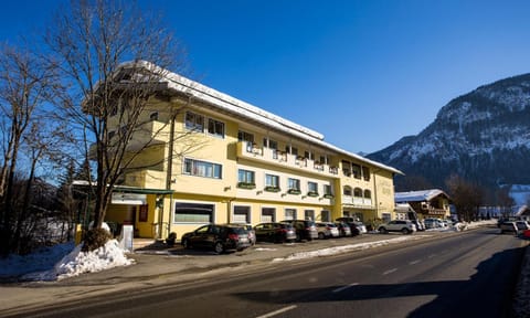 Property building, Day, Neighbourhood, Natural landscape, Winter, Mountain view, Parking
