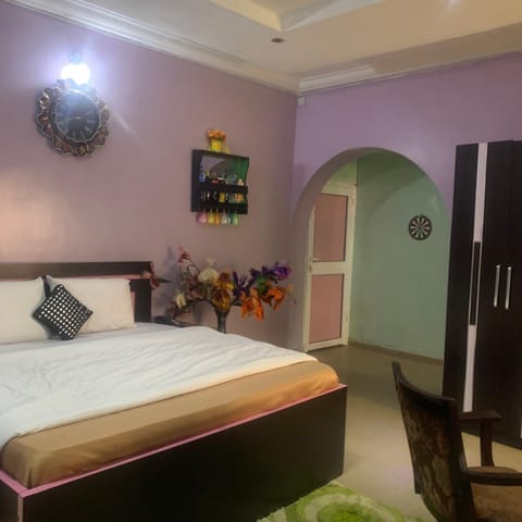 Bed, Darts, Photo of the whole room, Decorative detail, Bedroom, oven, wardrobe