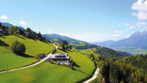 Bird's eye view, BBQ facilities, Garden, Golfcourse, Ski School, Skiing, Balcony/Terrace, Hiking, Cycling, Mountain view