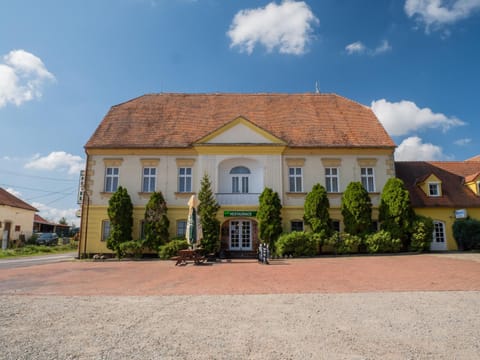 Property building, Restaurant/places to eat