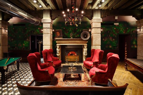 Billiard, Karaoke, Nightclub / DJ, Lounge or bar, Evening entertainment