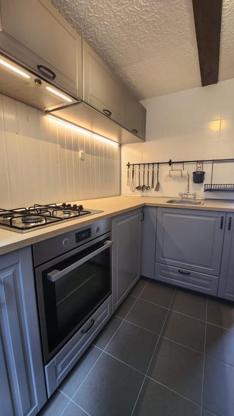 Kitchen or kitchenette, pet friendly, stove