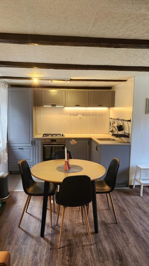 Kitchen or kitchenette, Dining area, pet friendly, stove