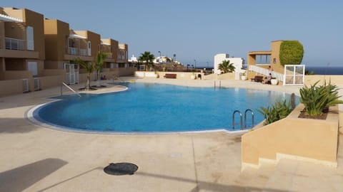 Restaurant/places to eat, Beach, Swimming pool