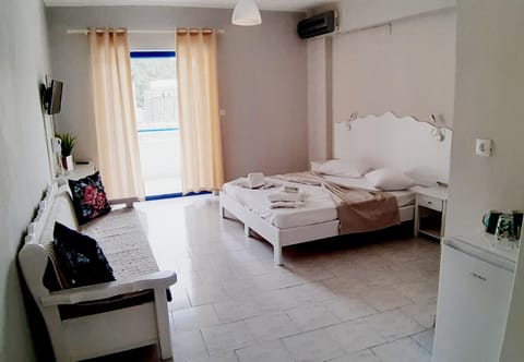 blue & white askeli studios Apartment in Poros