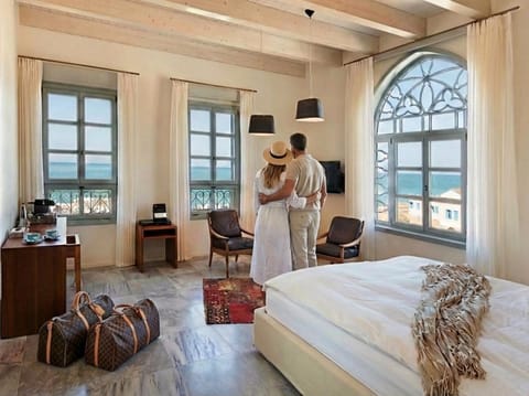 Bed, People, Natural landscape, TV and multimedia, View (from property/room), View (from property/room), Photo of the whole room, Seating area, Bedroom, Guests, Guests, Sea view, Sea view, group of guests, group of guests
