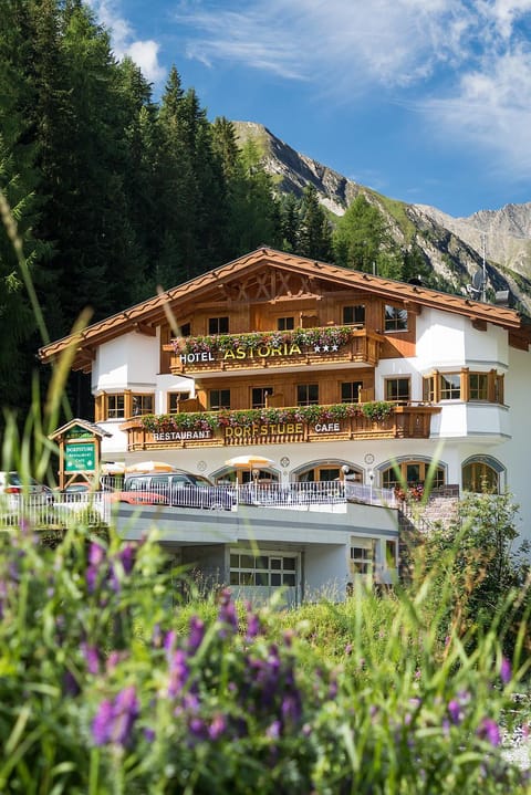 Property building, Facade/entrance, Balcony/Terrace, Mountain view