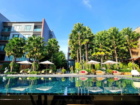 Property building, Garden, Swimming pool