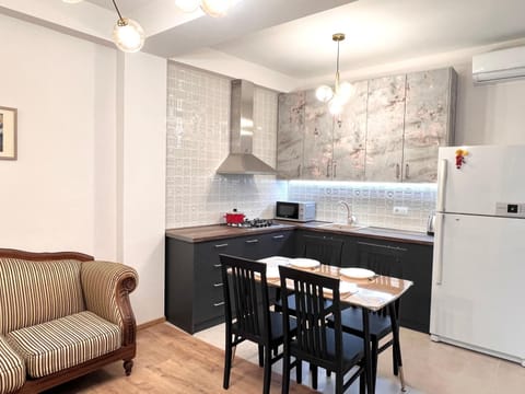 Kitchen or kitchenette, Living room, Dining area, minibar, oven, pet friendly, stove
