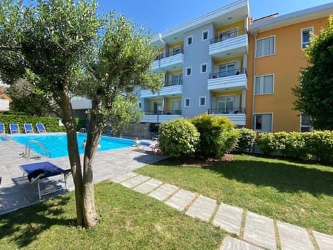 Property building, Garden, Garden view, Pool view, Swimming pool, sunbed