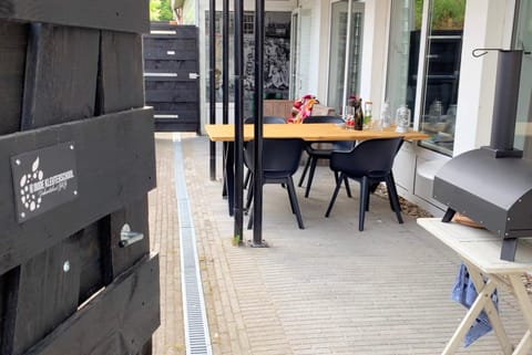 Facade/entrance, BBQ facilities, Balcony/Terrace
