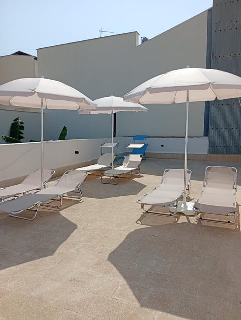 Patio, Day, sunbed