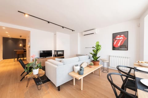 Day, TV and multimedia, Living room, Seating area, Dining area