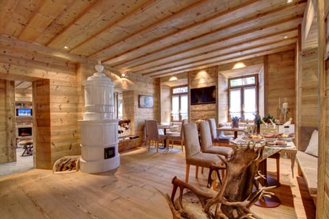 Restaurant/places to eat, Communal lounge/ TV room