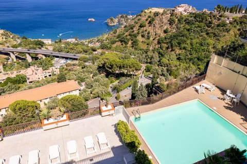 Nearby landmark, Natural landscape, Mountain view, Pool view, Sea view, Swimming pool, sunbed